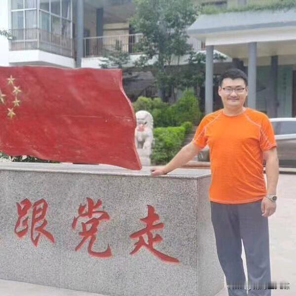 七律·悟醒
文/吾醒

庭前水镜倦花开，夏雨摇姿润竹苔。
醉爱人间烟火气，闲寻岁