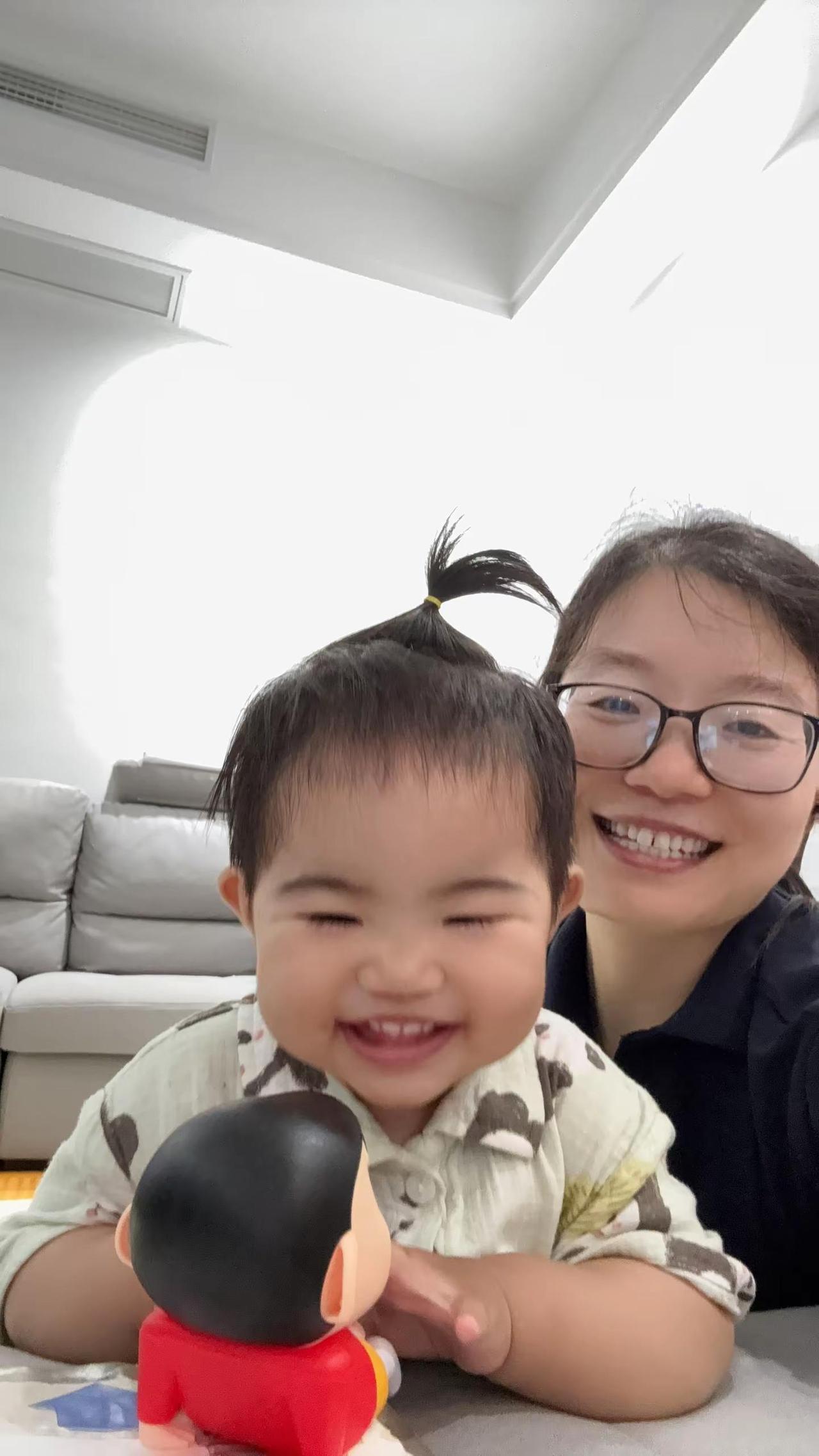 【我也扎一个小苹果】开心的一天，17个月满啦养小孩是件很有趣的事