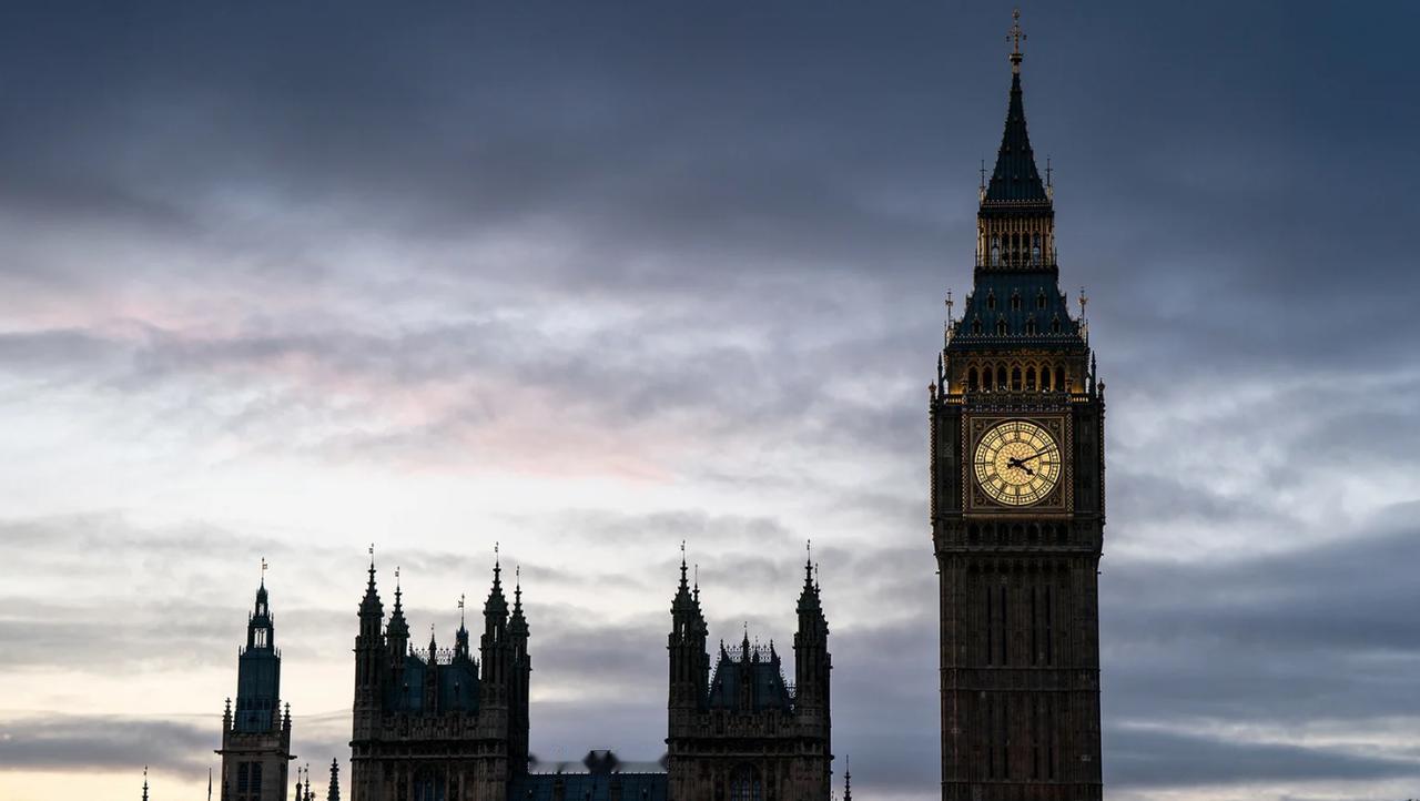 英影子内政大臣怒斥法国军舰：采访途中遭17发警告射击，系“赤裸裸的恐吓”
 
 