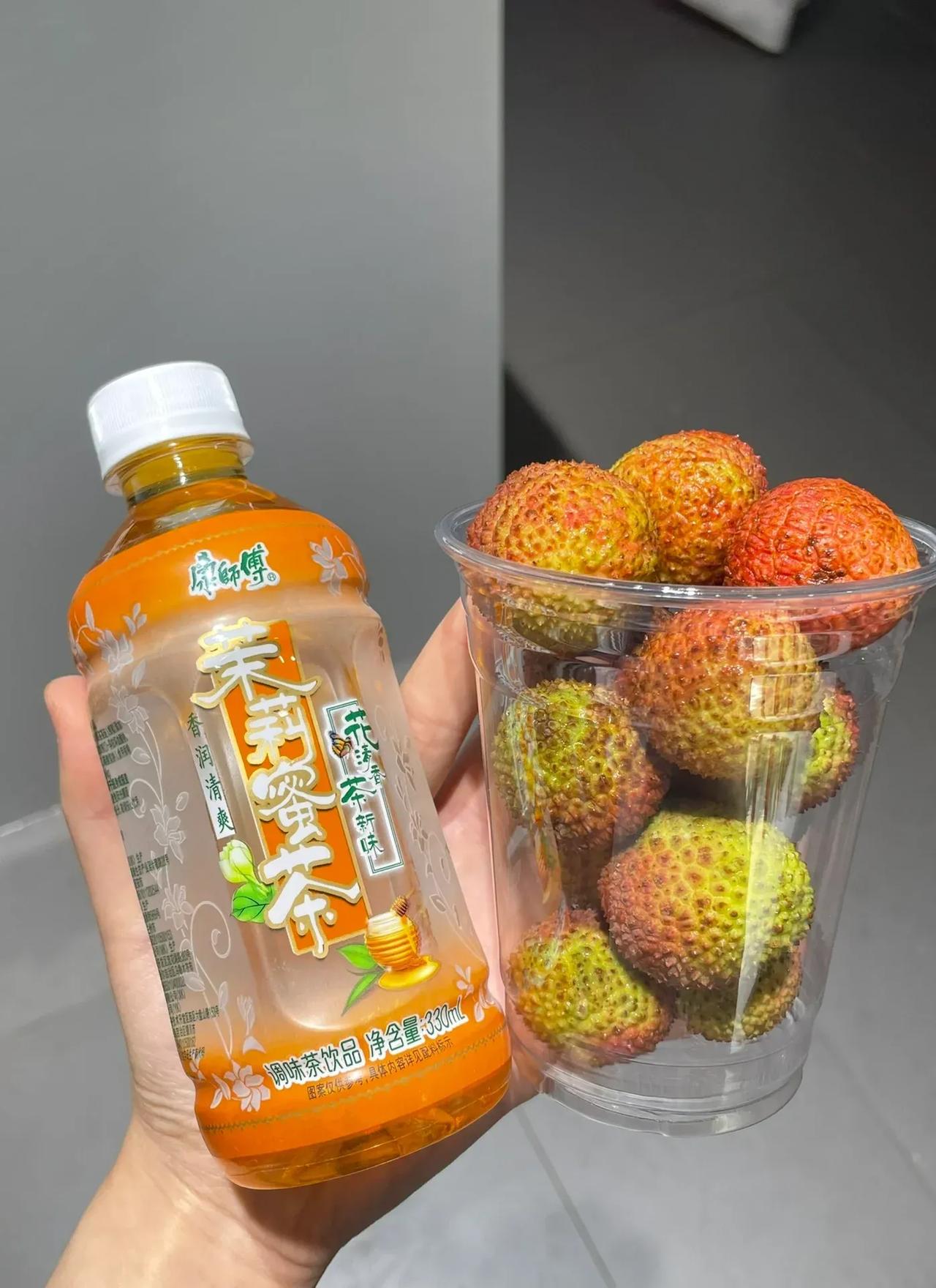 一不小心做出了全世界最好喝的荔枝冰茉莉❗️|荔枝的清甜感伴随着茉莉花香～
喝完嘴