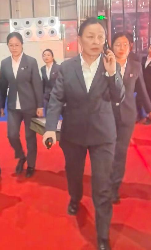 “郭玉梅，拿钱！”

河南矿山年会上，财务总监郭玉梅一下子就火了。

她今年四十