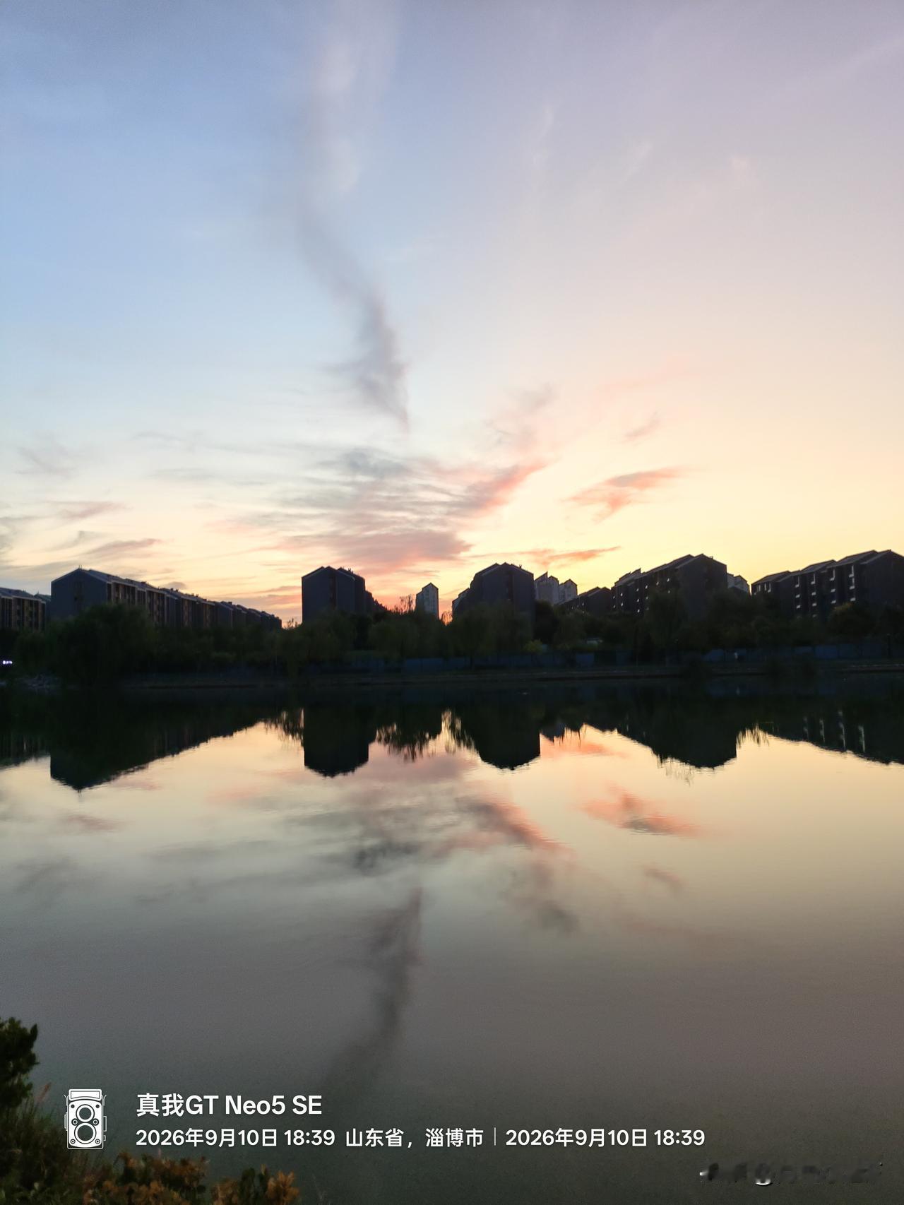 三十岁的时候，在外碰壁后方才知道父母亲是普通人，他们帮不上在外地打拼的自己。

