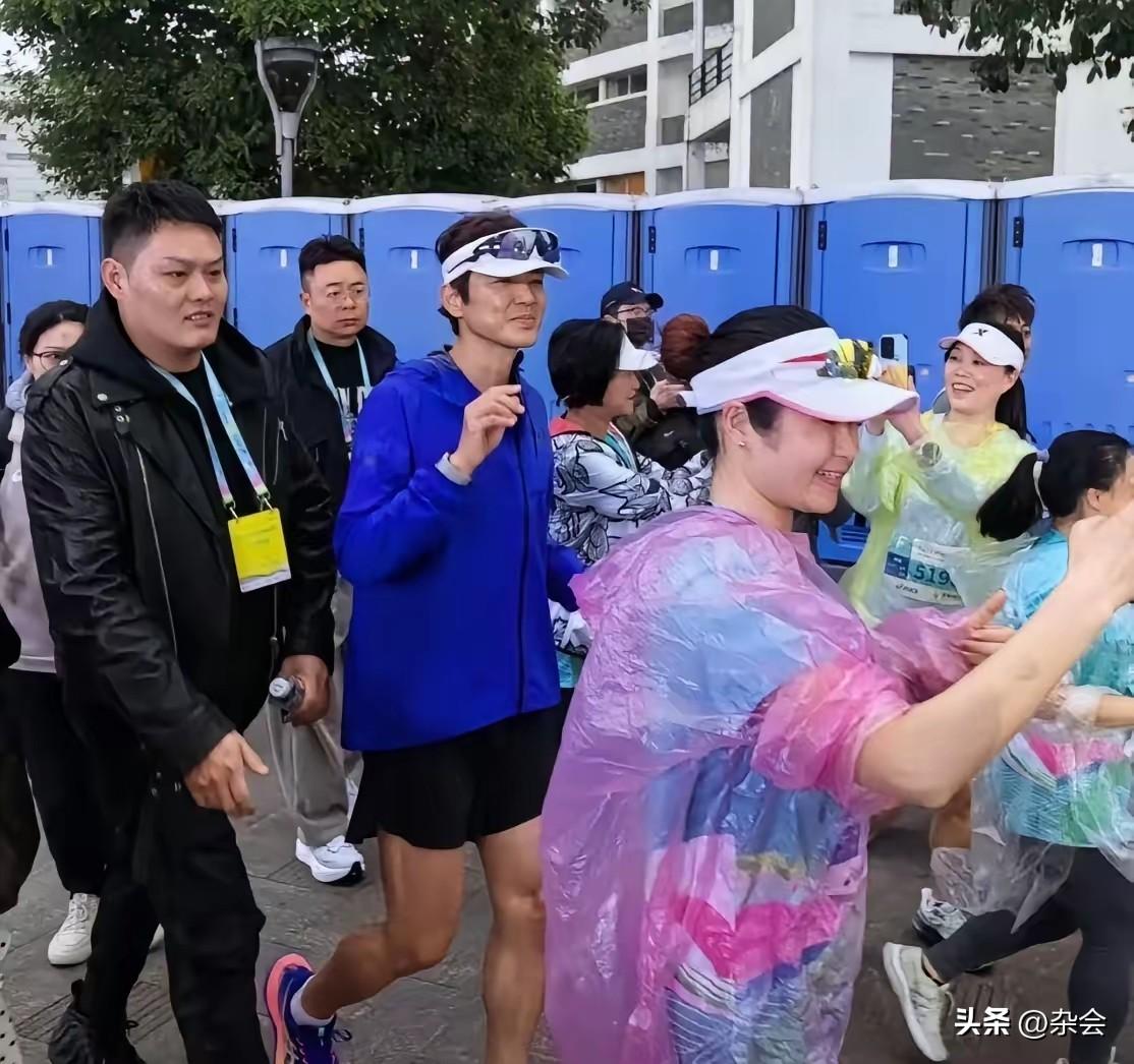 被钟汉良的马拉松路透帅到了！
不愧是明星，在人群里太出挑了。51岁还能保持这么完