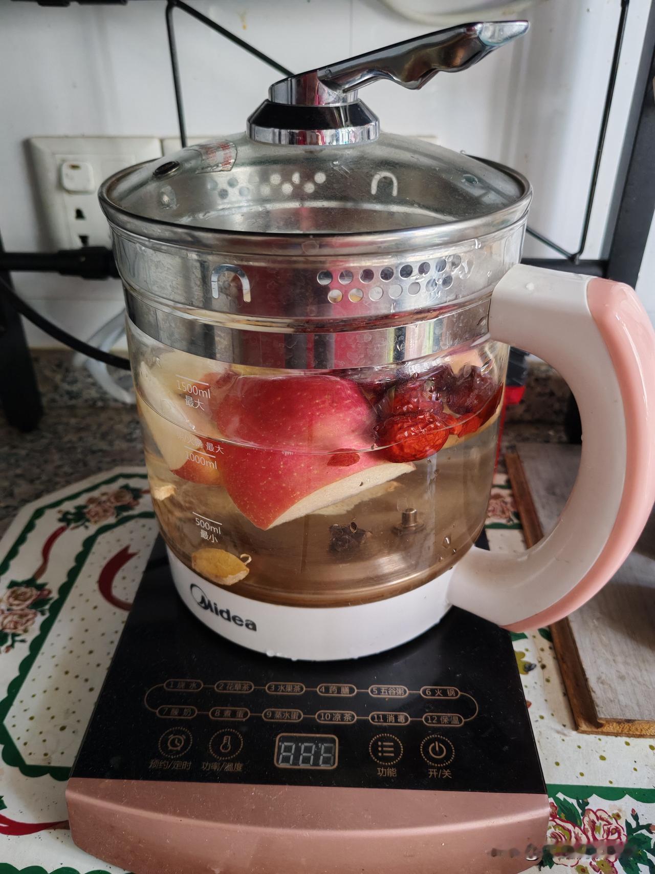 这个下雨天简直太适合“躺平”了！哪也没去，就在家宅着，主打一个自在舒服！
 
一