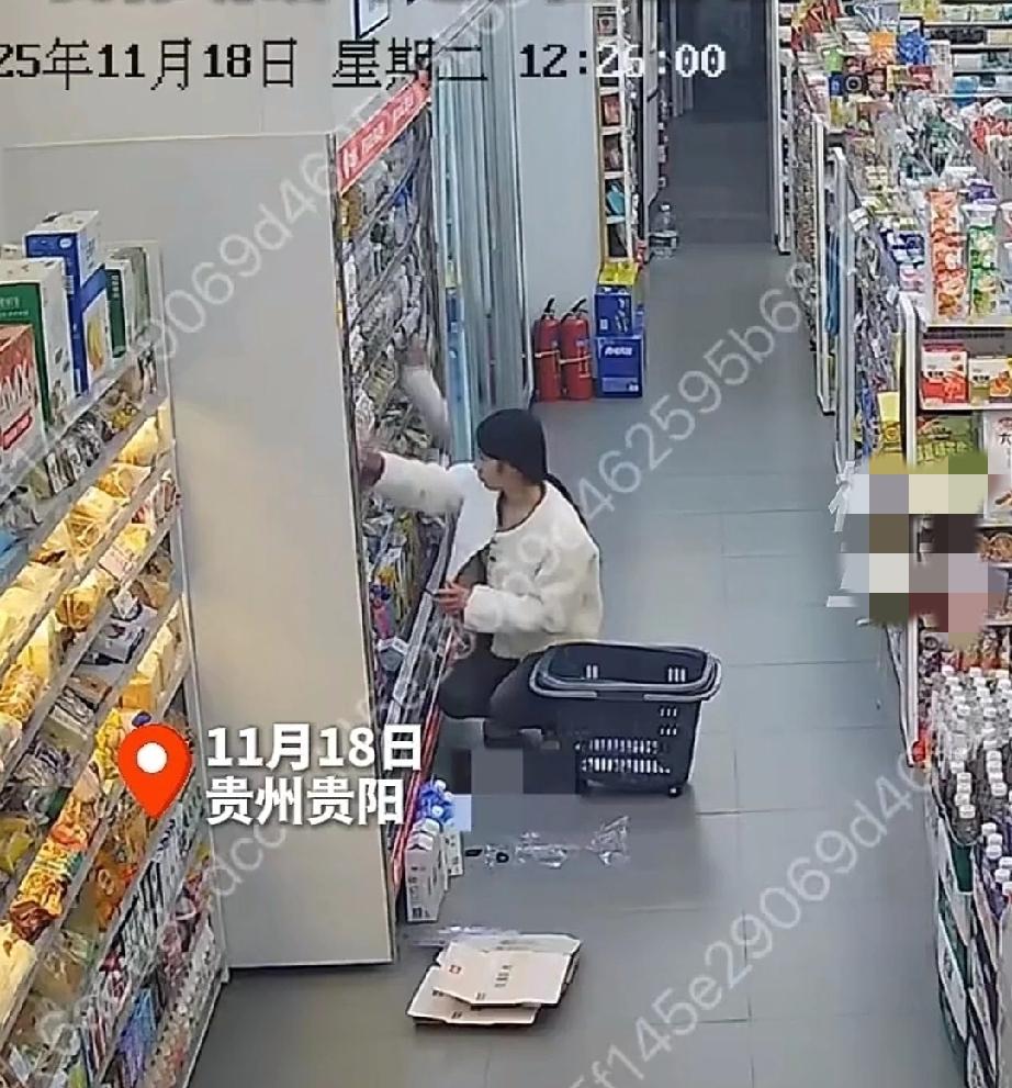 11月18日，贵州贵阳的一家便利店，女店员正在整理货物。3只野生猕猴进了店里，仿