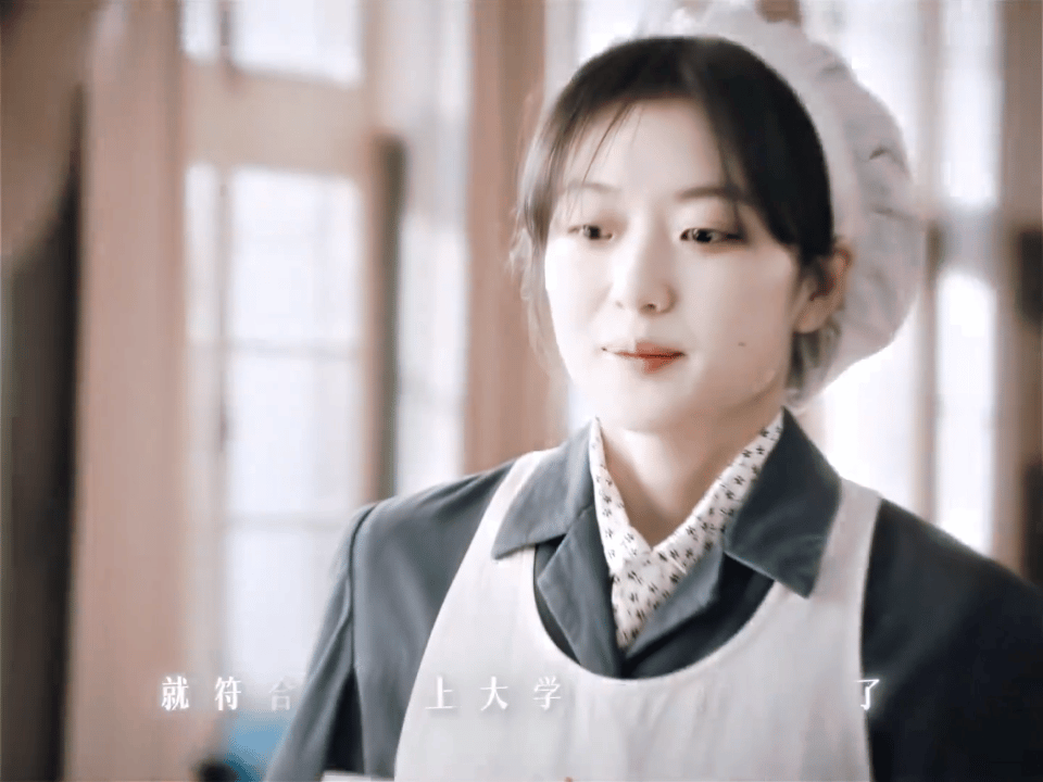 好心疼费霓 那个在台灯下写自我批评的女孩，明明比别人都优秀，却一次次被现实拖后腿