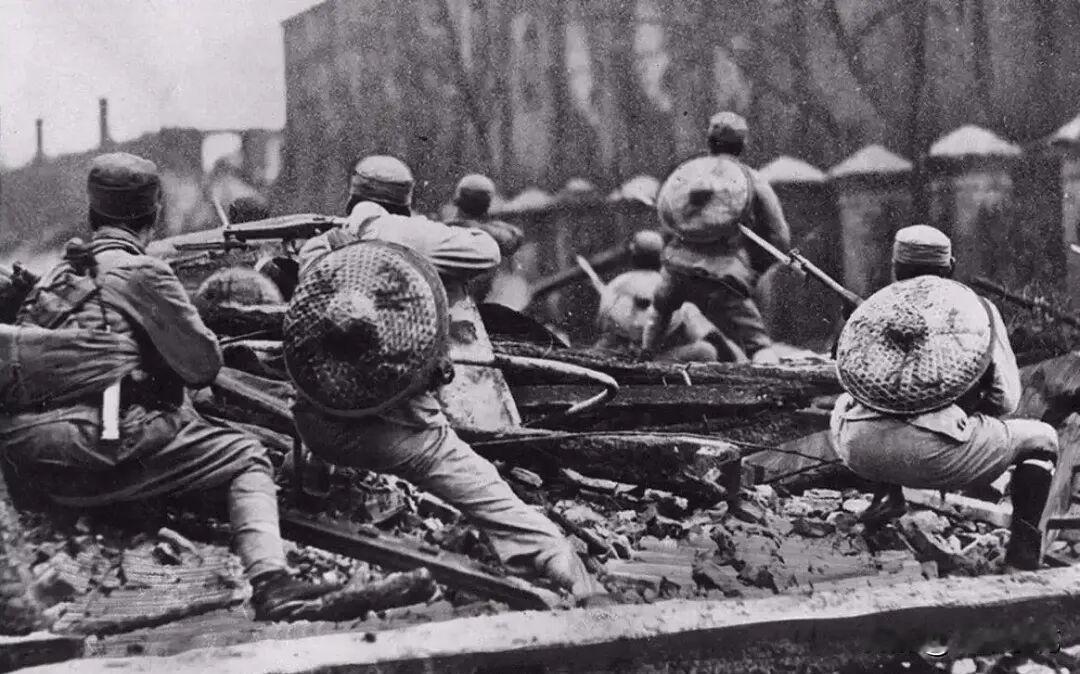 1942年，500日军骑兵追击300八路军并叫嚣一个不留，曾玉良早已设下机枪伏击