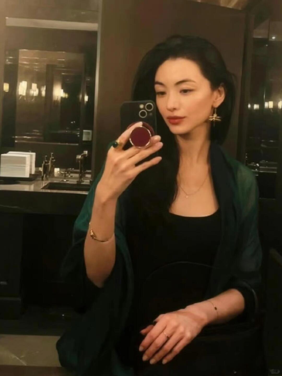 吴建豪回应妻子被曝学历造假6月，吴建豪官宣与日籍歌手荒卷绘美再婚。近日，有网友对