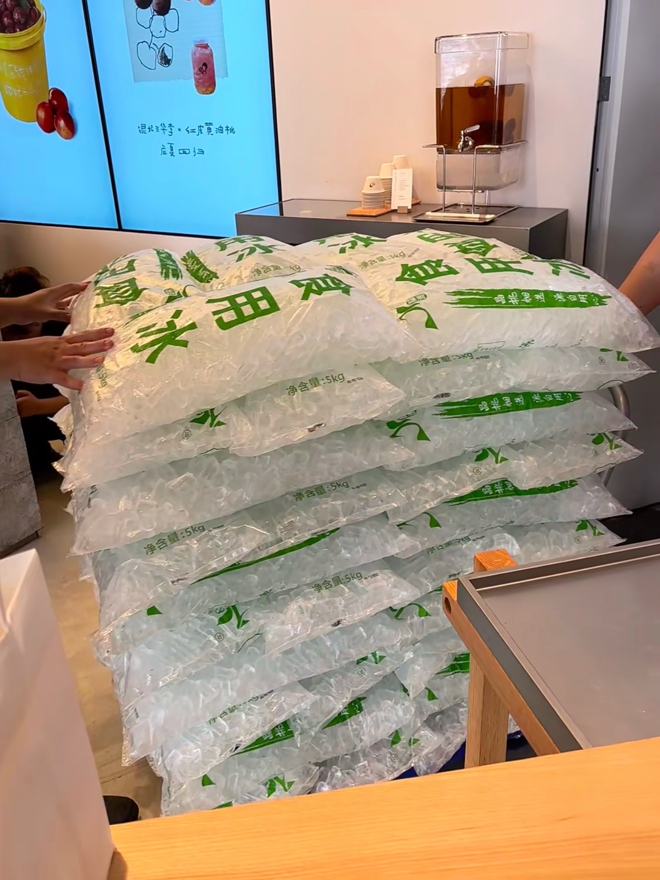 震惊我了 喜茶竟然用的不是制冰机吗？而是袋装食用冰块 