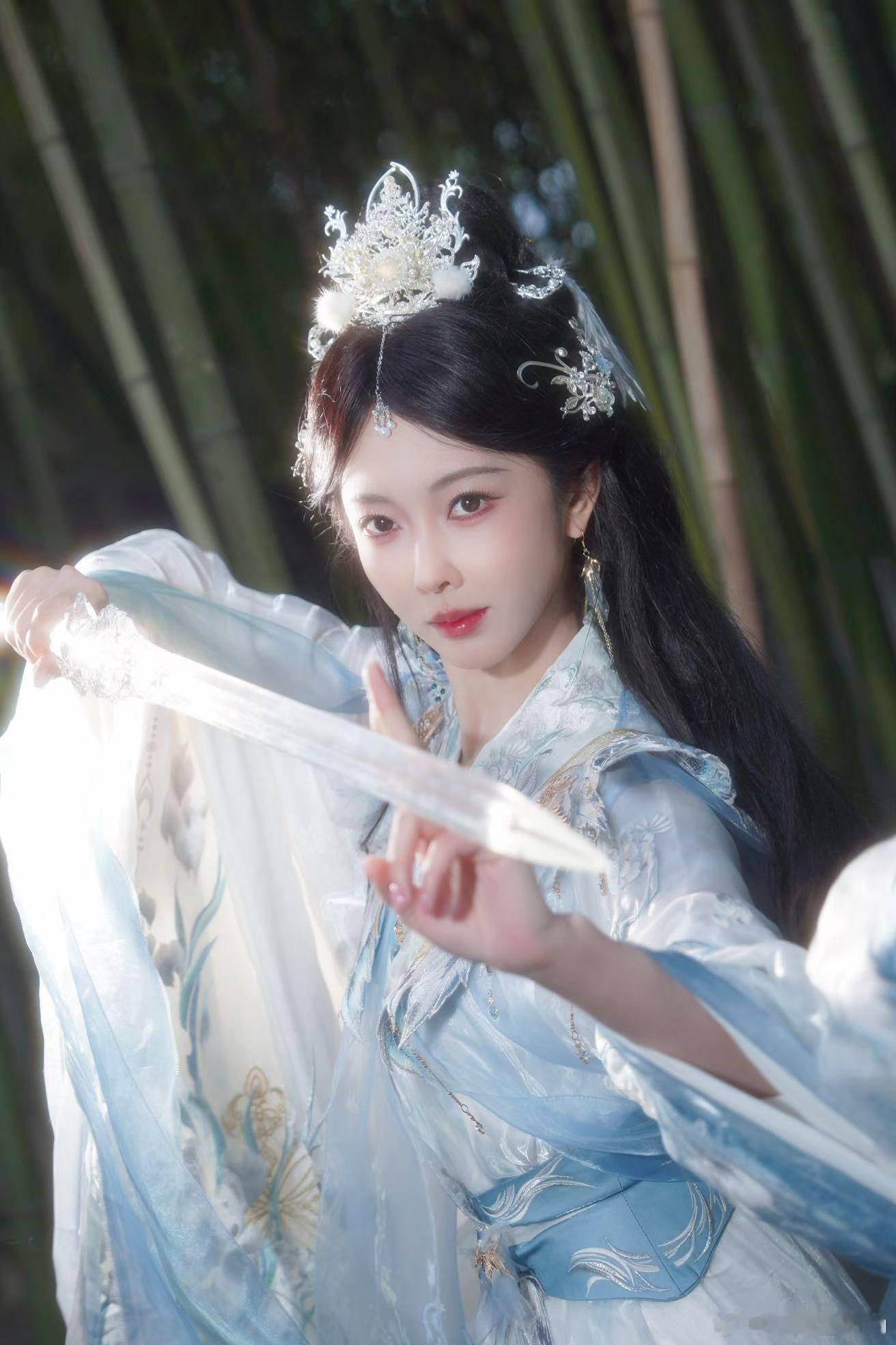 宣璐一袭清蓝汉服，柔纱藏侠气，眉眼尽是中式东方绝色🍃 