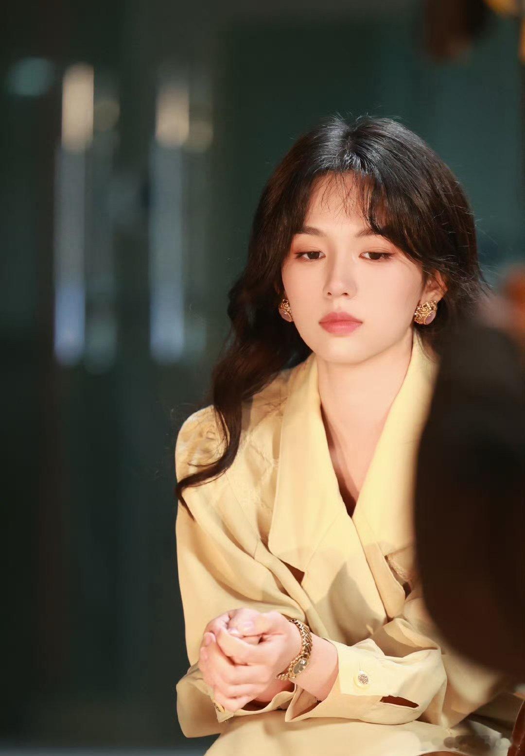 周也真的不靠眼神就能把人狠狠的拿捏啊。 