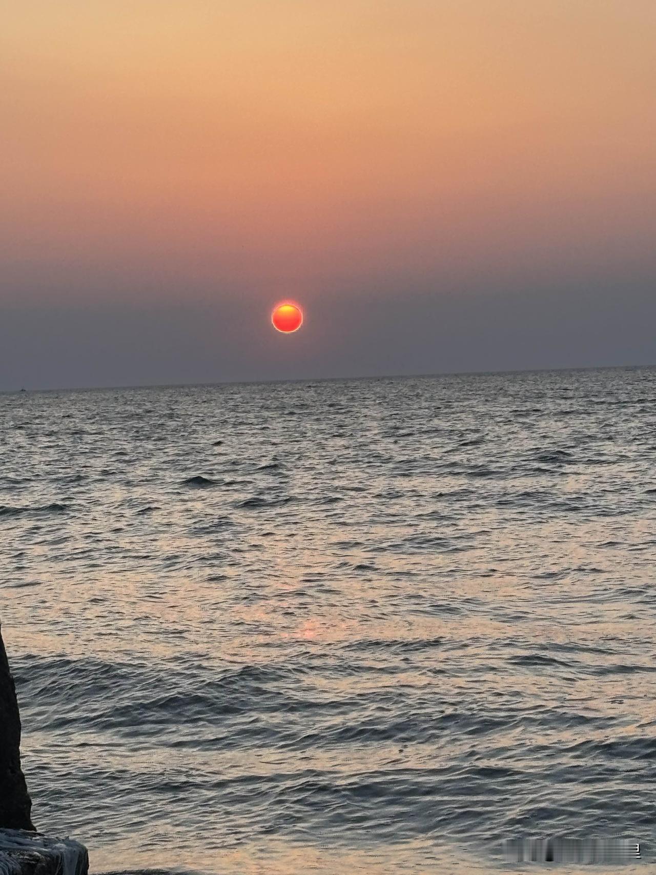 瓦房店李官海边的落日余晖。拍于7月31日19点至19点零5分。