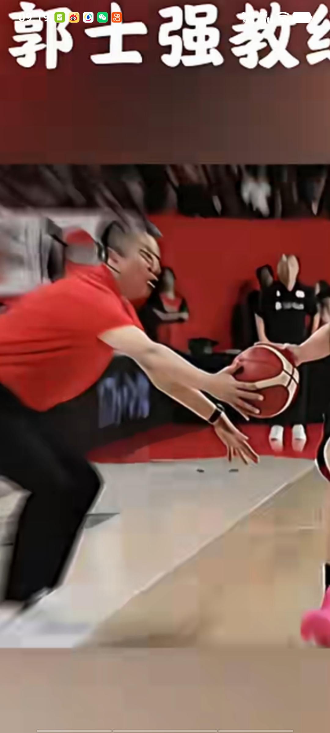 郭士强实在太奇葩了。在昨天对阵日本队的比赛里，他竟在边线亲自上手断球，成功阻止了