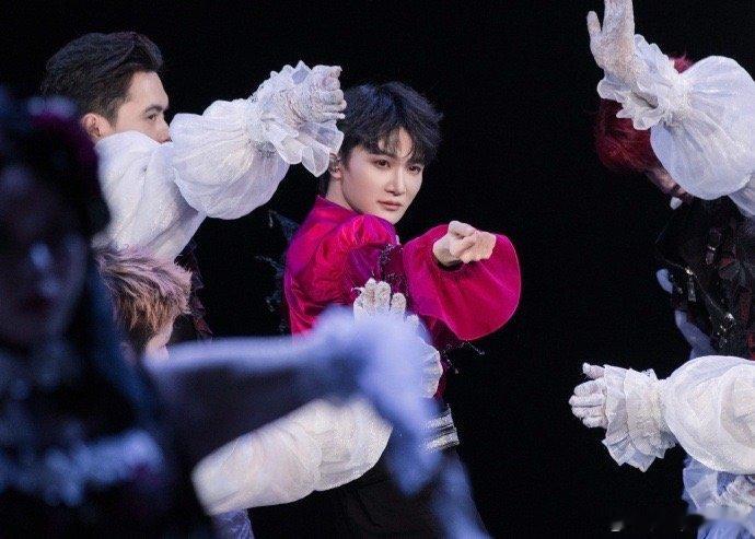 周深怎么还有两幅面孔了 周深：我是你的谁？歌迷：宝贝！周深：宝你个头！（嘴角疯狂