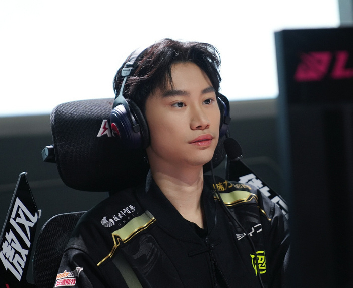 小天直播再提Doinb tian直播玩吃鸡的时候突然说大黄:你和大B一样故弄玄虚