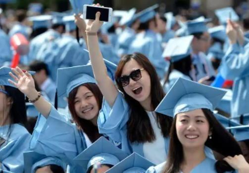 美国真的没招了？买不到稀土，美国财长当场破防：“中国再不卖稀土，我就把几十万留学