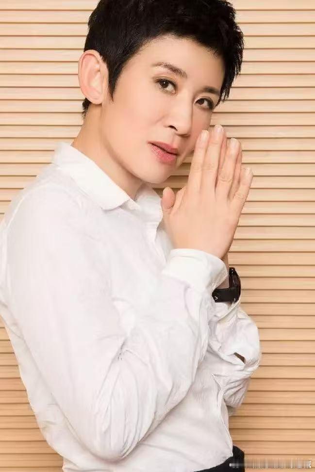 吴君如跟陈可辛学西班牙语花儿与少年 神仙居家日常，陈可辛化身语言导师，手把手教吴