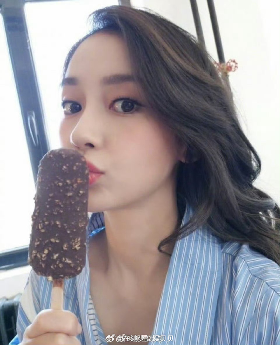 杨颖吃雪糕的嘴形应该没少练吧 