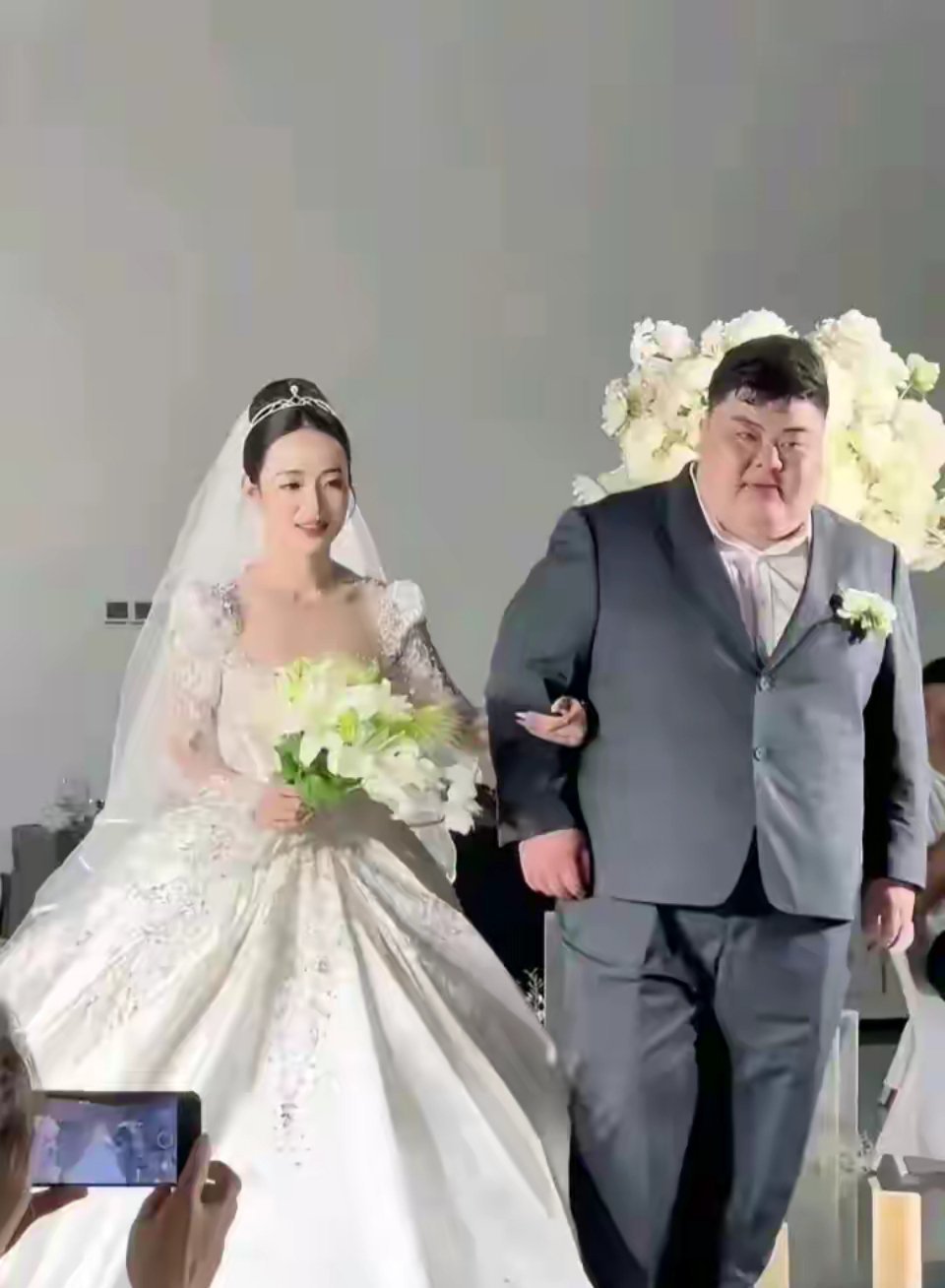 这位新娘的表情上，可能恋爱的时候新郎很瘦吧，恋爱几年成胖子 ​​​