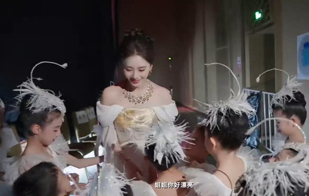 刘诗诗北京环球5周年 好开心，现场能不能梦一个“阿瓦达索命～～”[嘻嘻][嘻嘻]