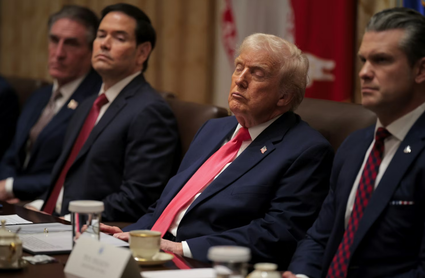 【#特朗普被拍到闭眼开会#】#特朗普回应被拍到闭眼开会#  在2024年美国大选