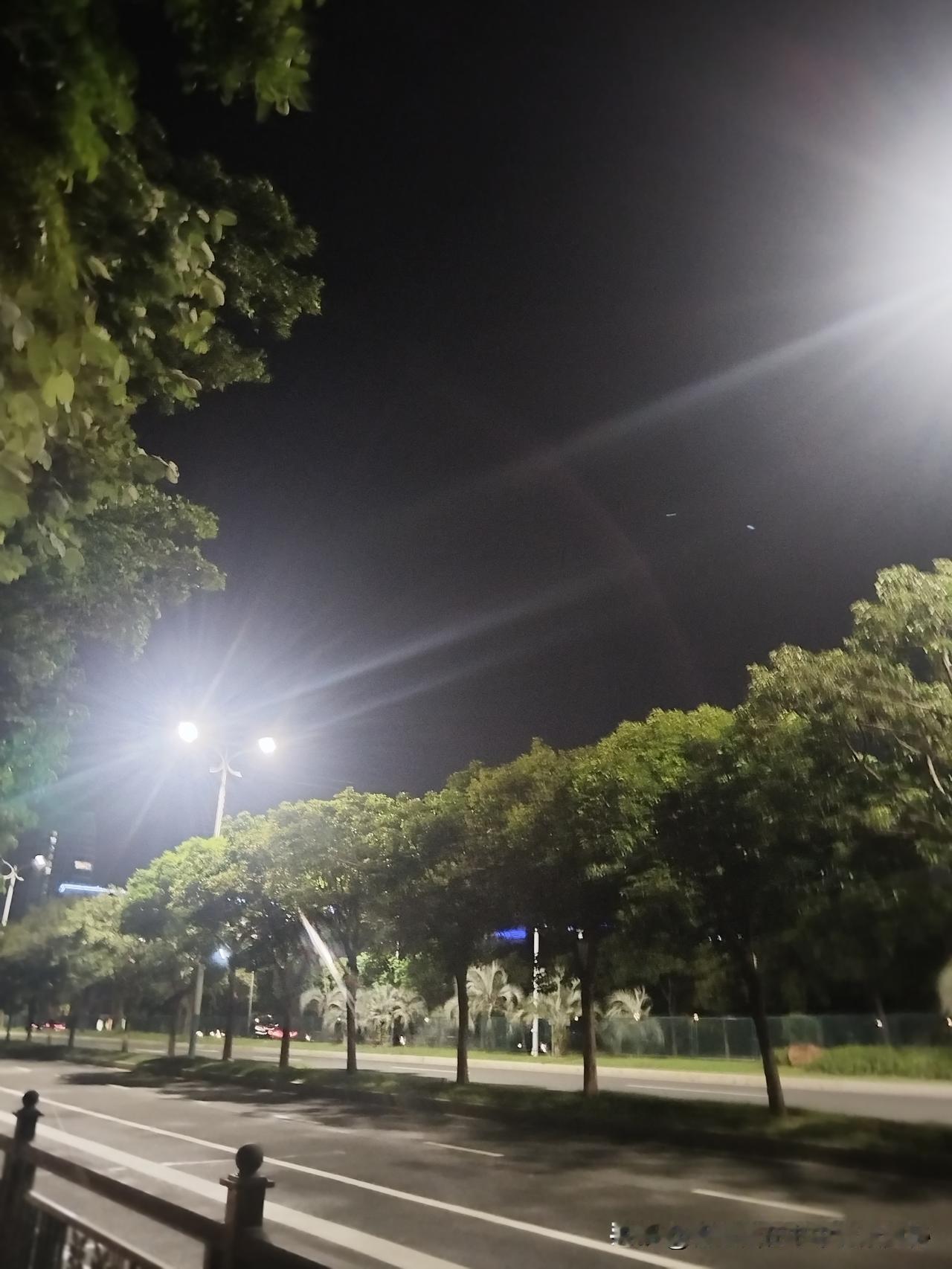 沿着街边的银杏步道慢走，风卷着细碎的金叶擦过肩头，远处广场舞的旋律混着孩童追跑的