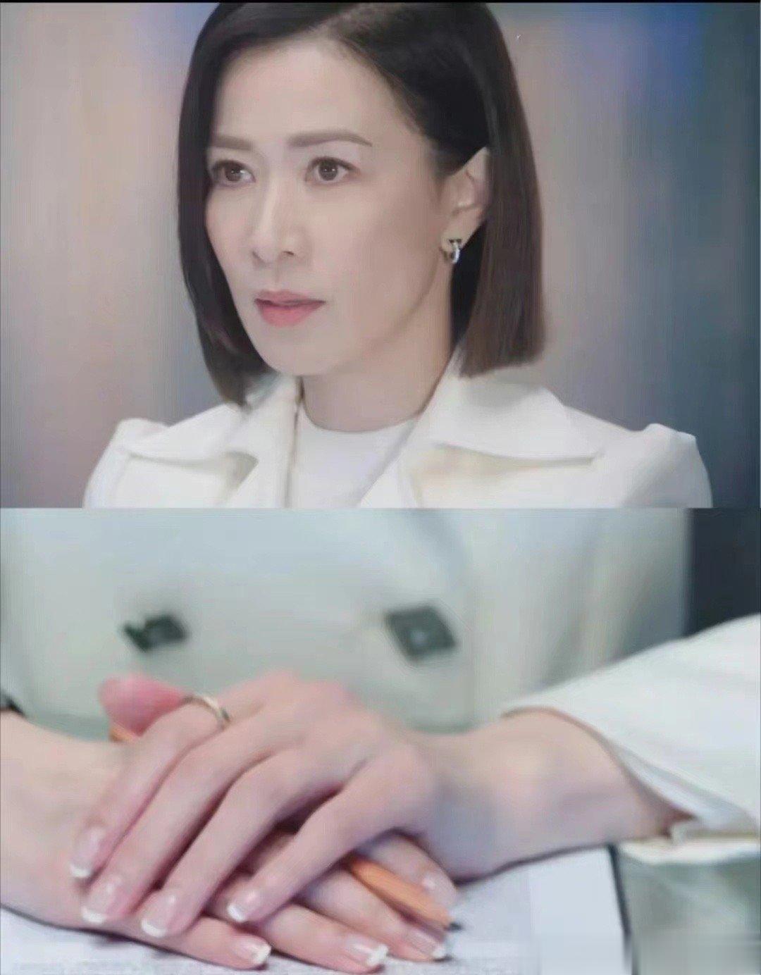 #佘诗曼美甲## 新闻女王# 一下子就get到了佘诗曼的美甲有多好看了，想必你们