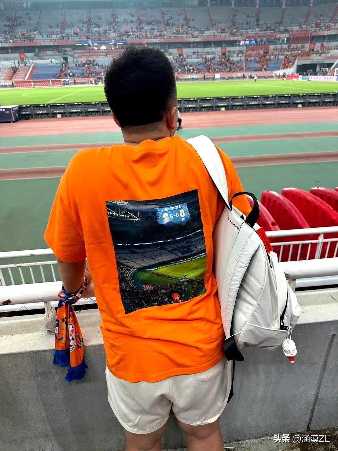 牢记历史，铭记耻辱！有泰山球迷将0:6申花的图片印在了球衣背面发泄自己对球队的不