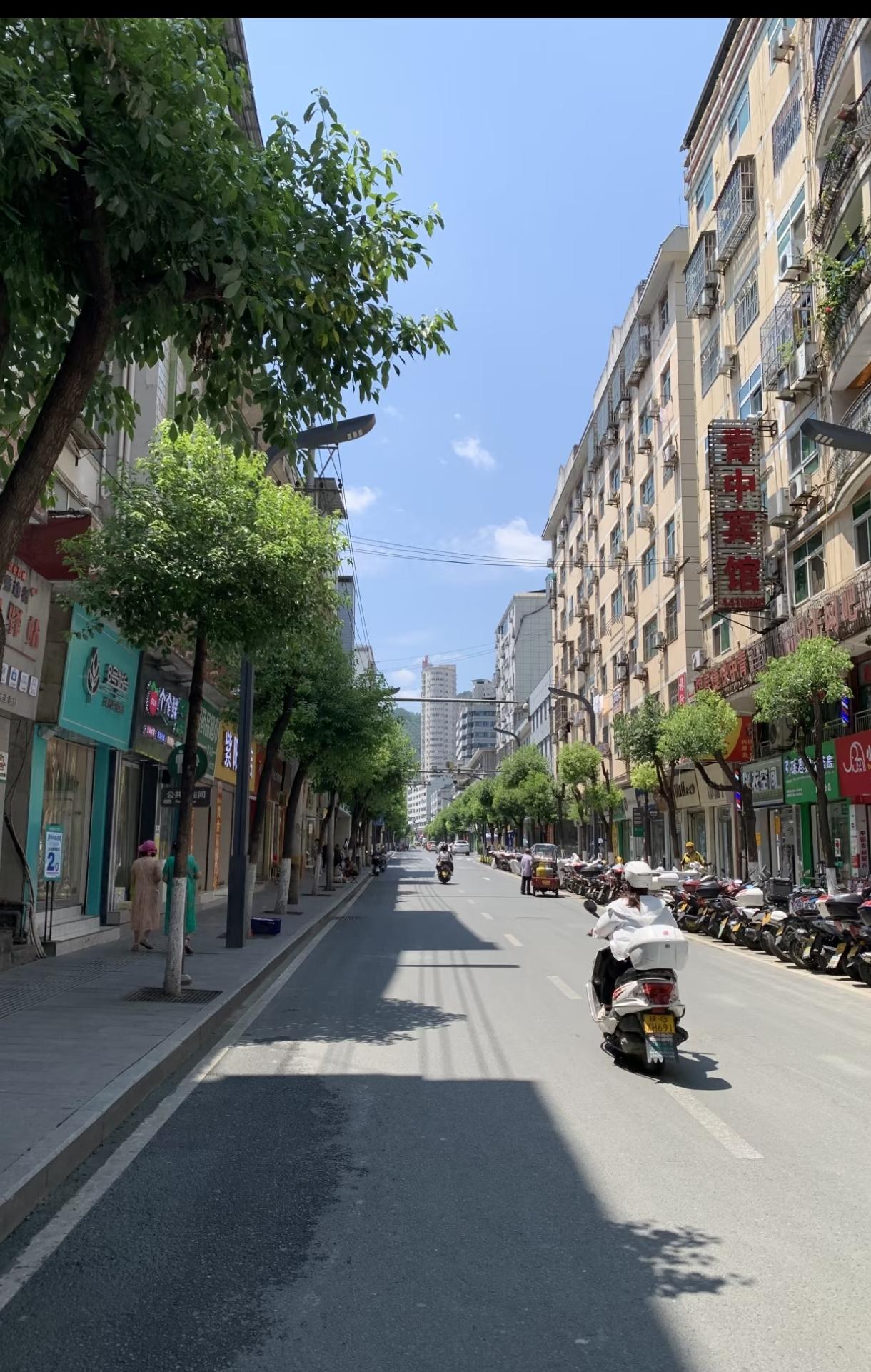 不吐痰，垃圾入桶，保洁分片……现在环境卫生大为改善了，小县城，包括乡镇都有专人负