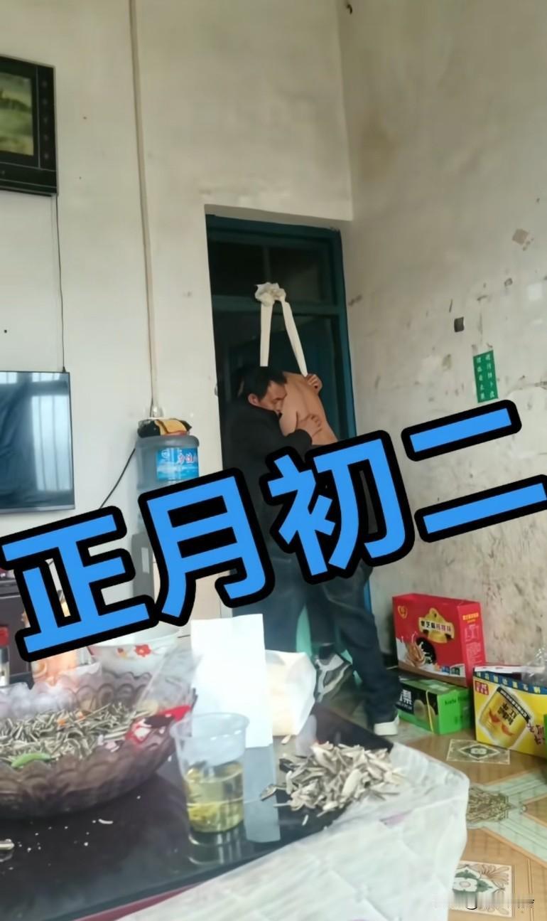 正月初二的有啥想不开的，就算挂脖子，他这高度也不够啊，脚还撑着地呢
正骨就正骨呗