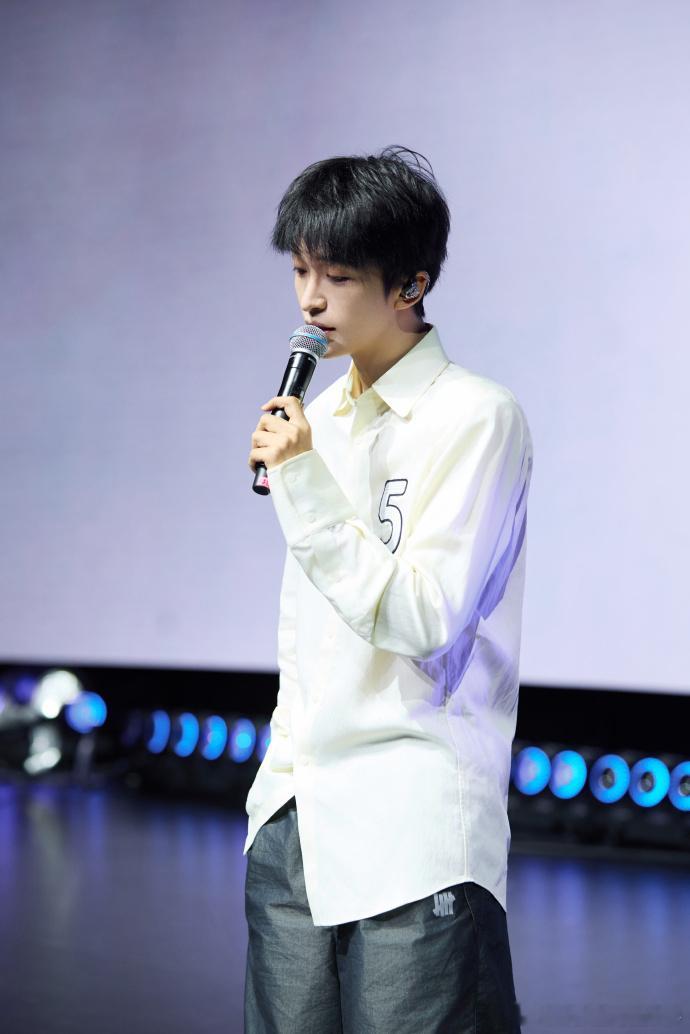 黄子弘凡数到三OST首唱唱聊会OST首唱高光时刻，黄子弘凡投入演绎，把角色的进退
