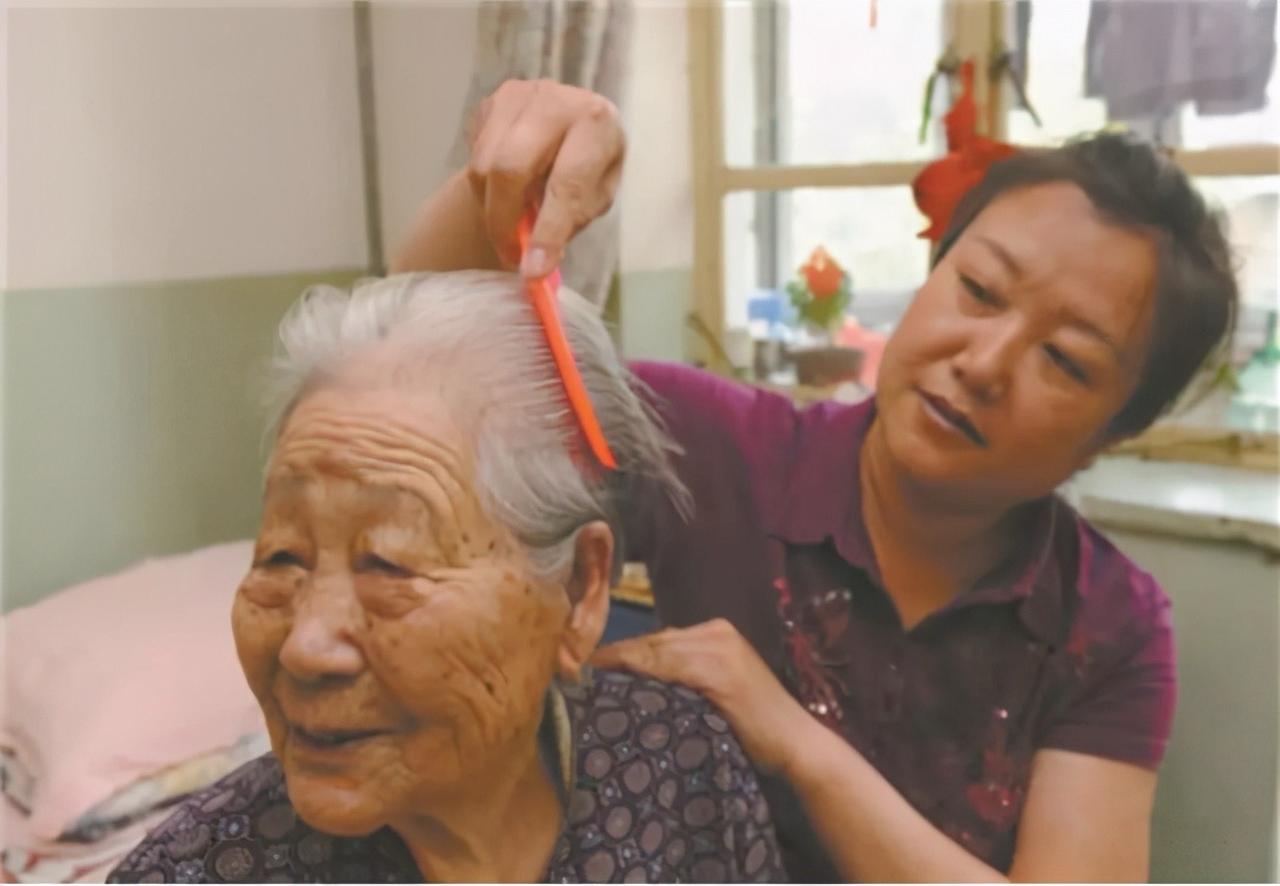 我是一位农村老太太，都说老了难，儿女们都主动给我们把提档升级的养老钱给交了，让我