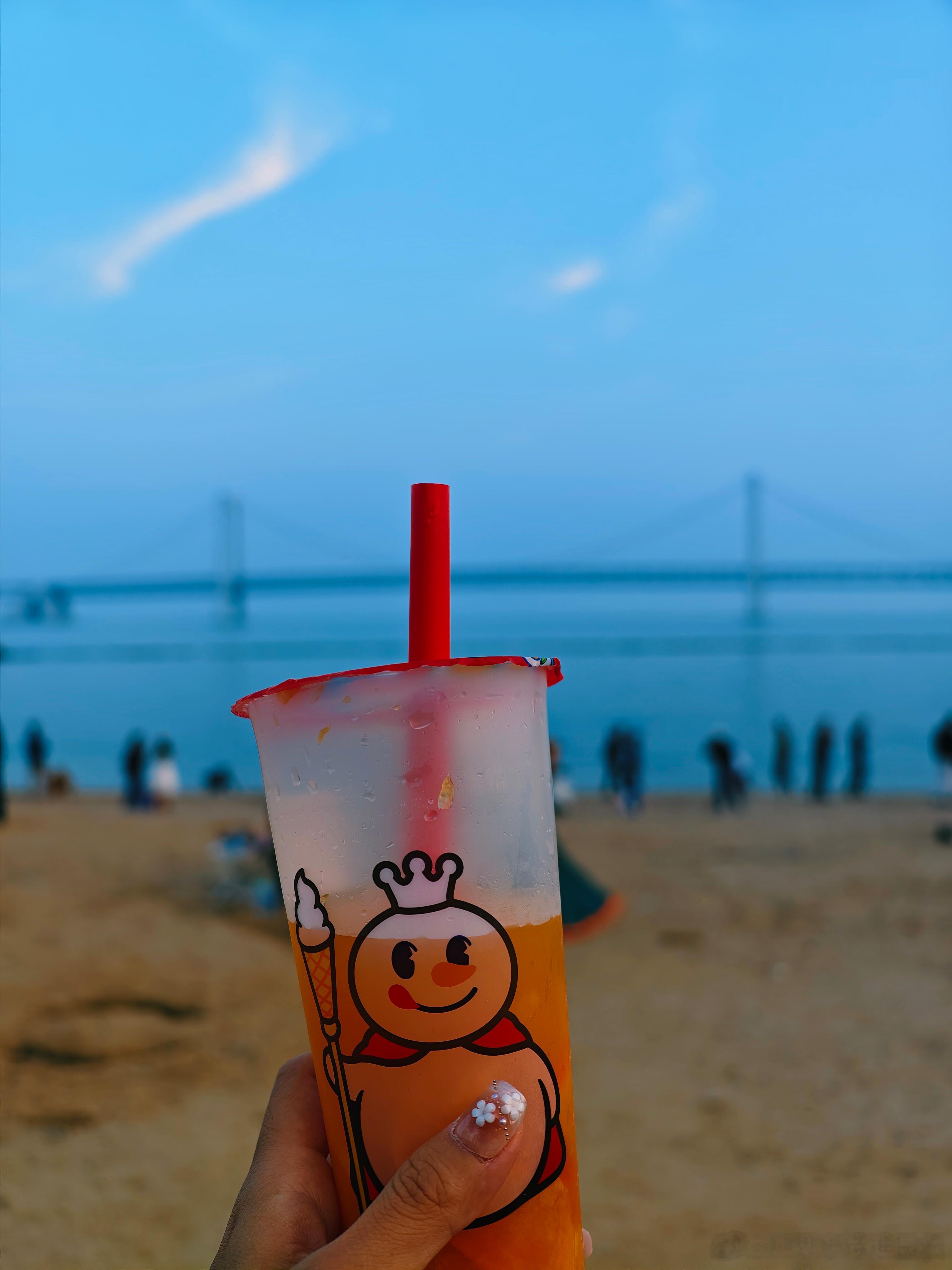 看海网红店的咖啡要38一杯，我还是选择买一杯蜜雪坐在海边，等一个蓝调时刻