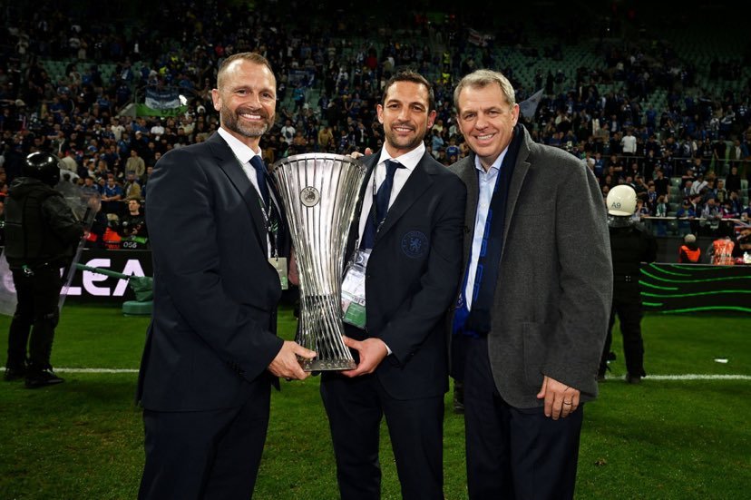 尽管球迷们对球队表现的担忧与日俱增，但目前没有迹象表明切尔西的体育总监们正在接受