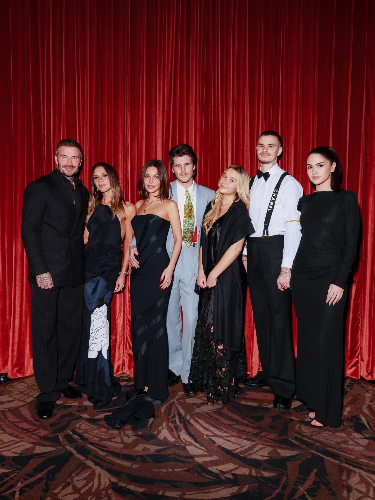 贝嫂晒全家福（依旧大儿子&儿媳缺席版）庆祝三儿子克鲁兹·贝克汉姆20岁生日 