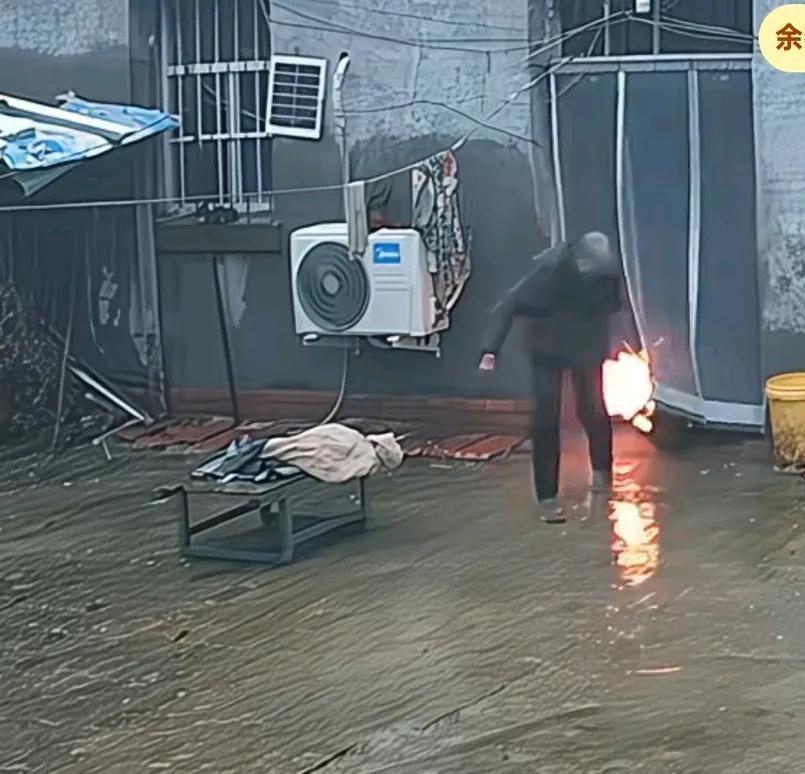 煤气罐意外被引燃后，奶奶淡定的将罐体拖到室外，
网友说，咱奶奶年轻时绝对是个人物