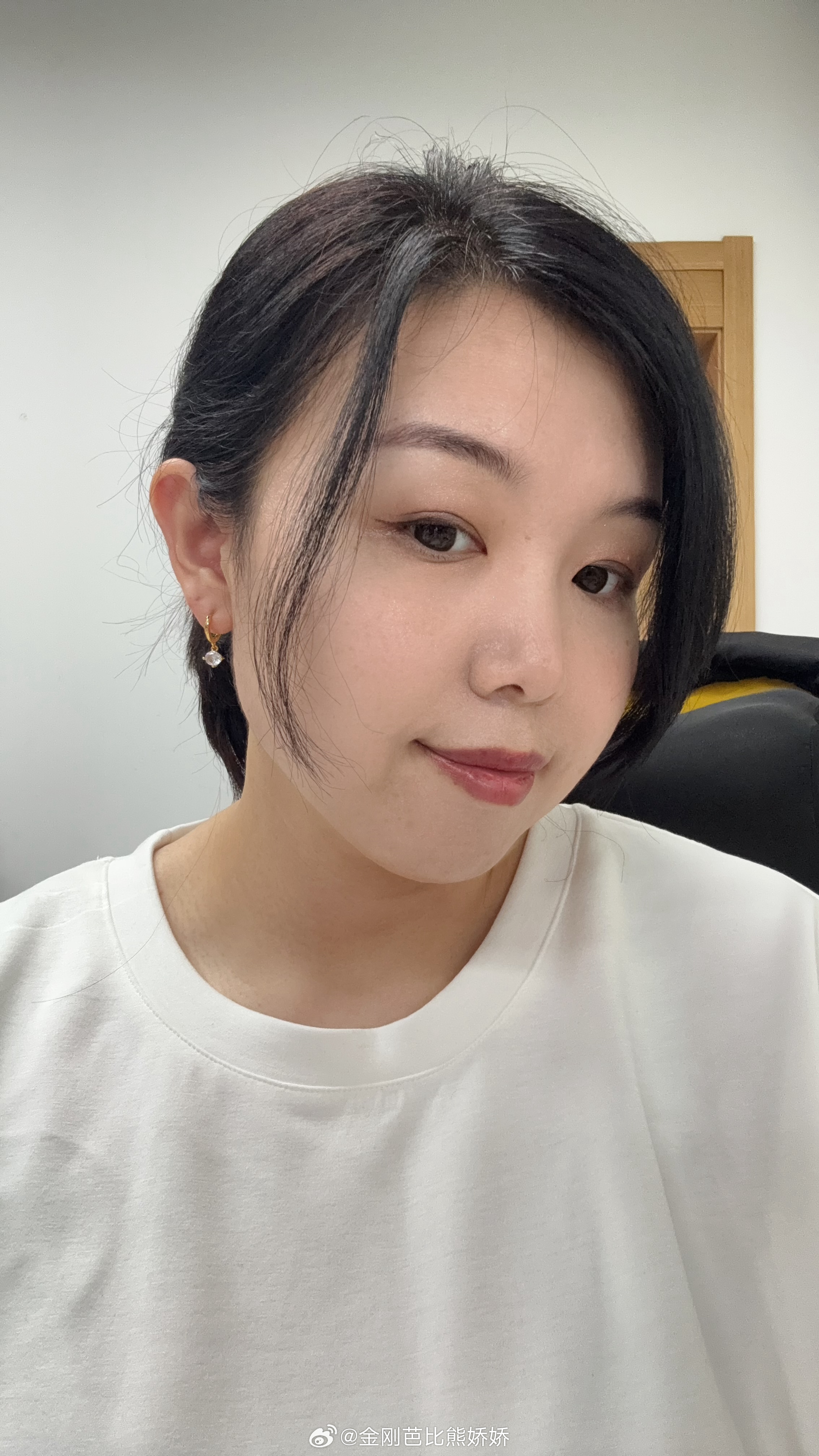 天热 又把头发剪短了太喜欢我这新发型啦不热就散着 热了可以优雅扎起来 也可以利索