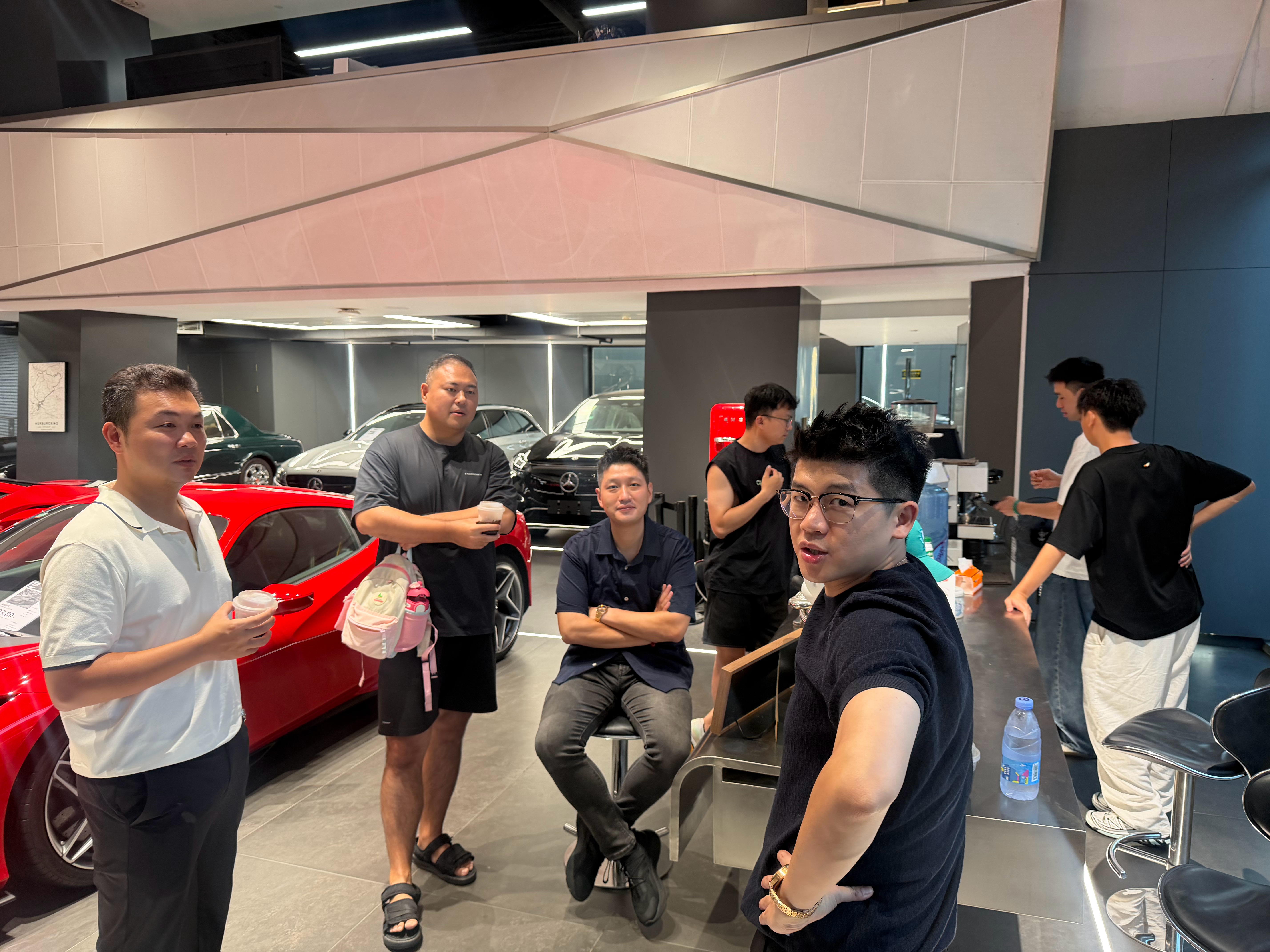 今天几个高中的松柏校友都来店里了正在给他们推销法拉利 ​​​