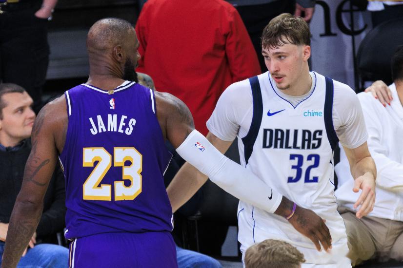 NBA常规赛，独行侠131-121战胜掘金。本场比赛，独行侠状元弗拉格表现出色，