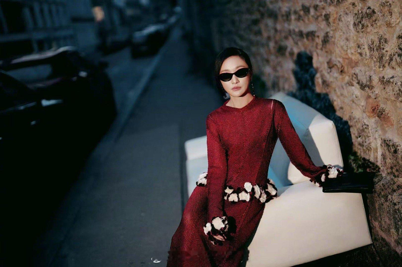 周迅 高定女王看高定秀 看周迅穿香奈儿高定，你会理解什么叫“衣人合一”。再繁复的