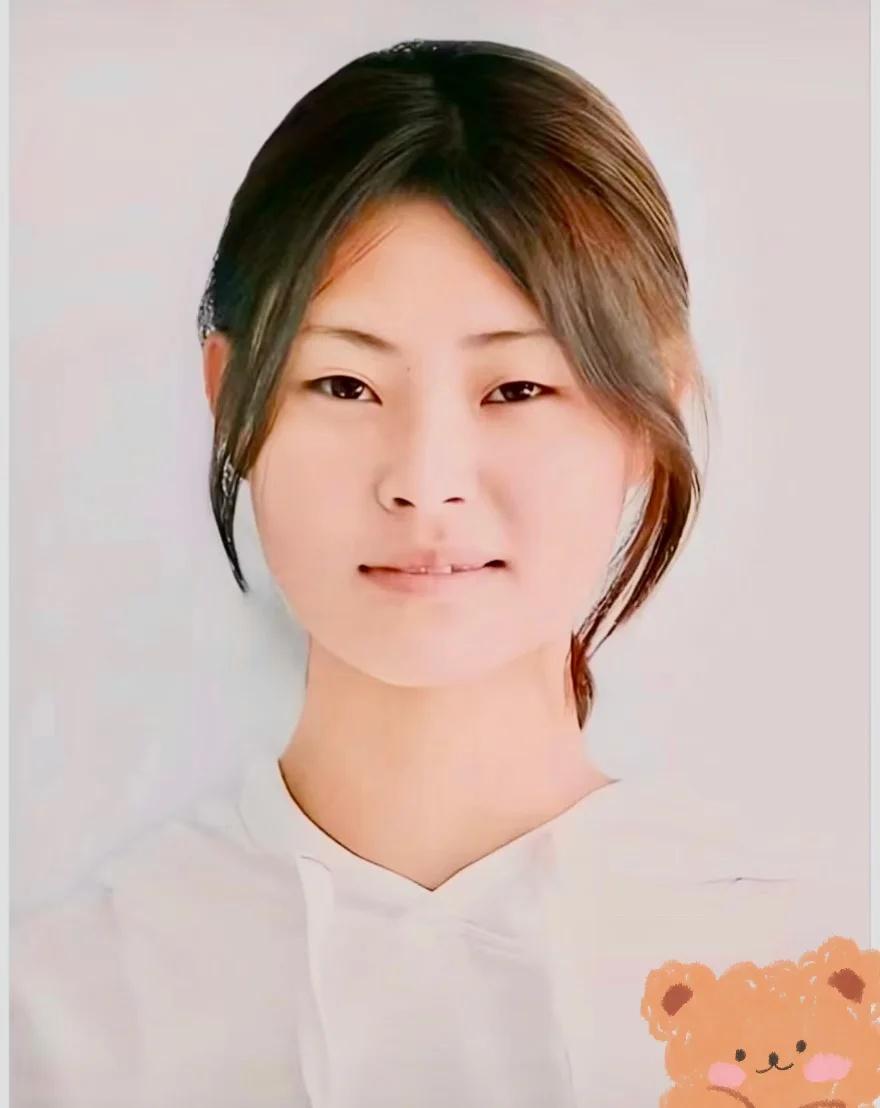 不要忘记她！！！
姓名:李嘉欣
性别:女
年龄：15岁
身高：160CM
籍贯：