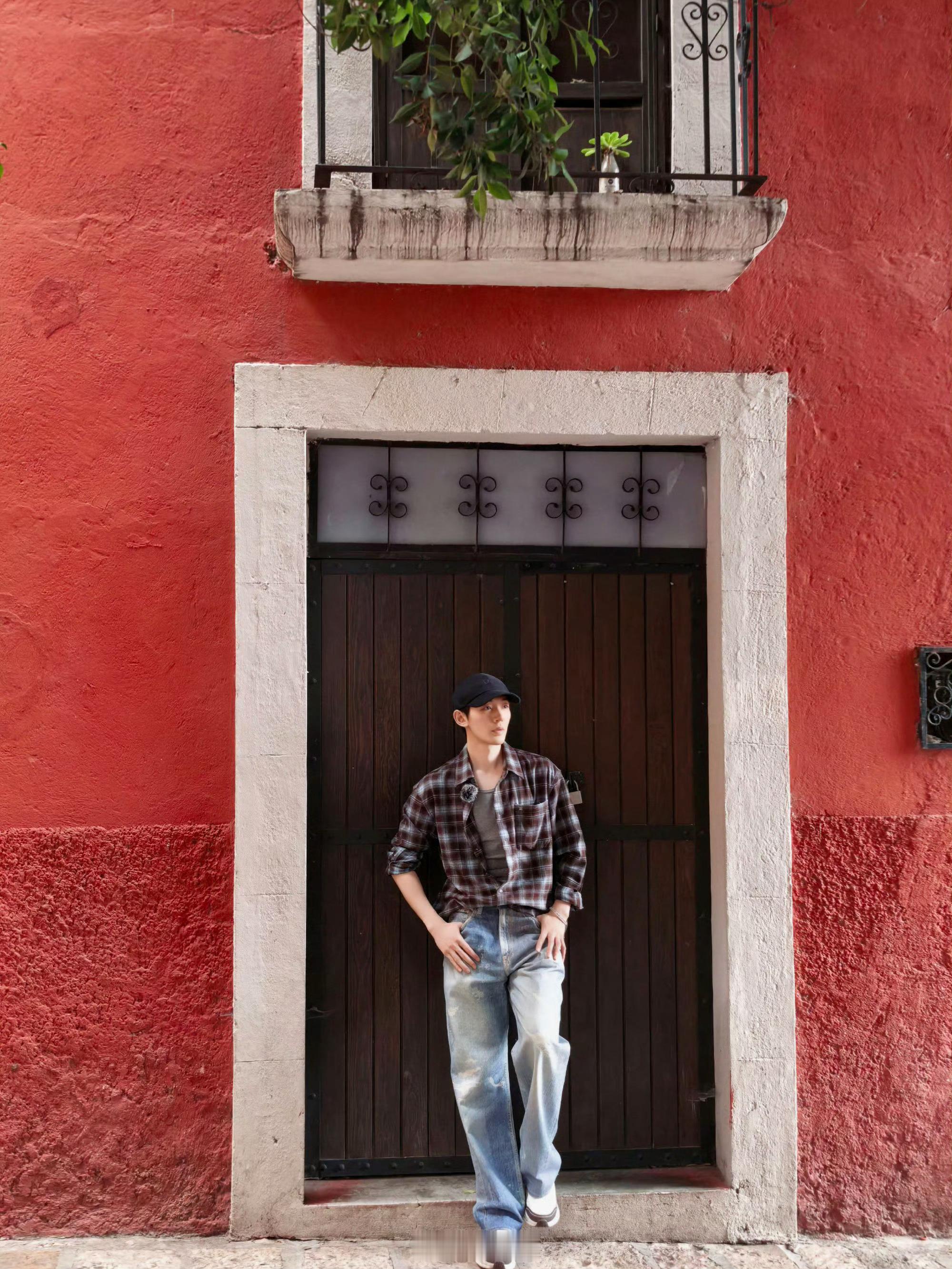 邓为打卡寻梦环游记取景地花儿与少年邓为[超话]邓为打卡寻梦环游记原型小镇。五颜六