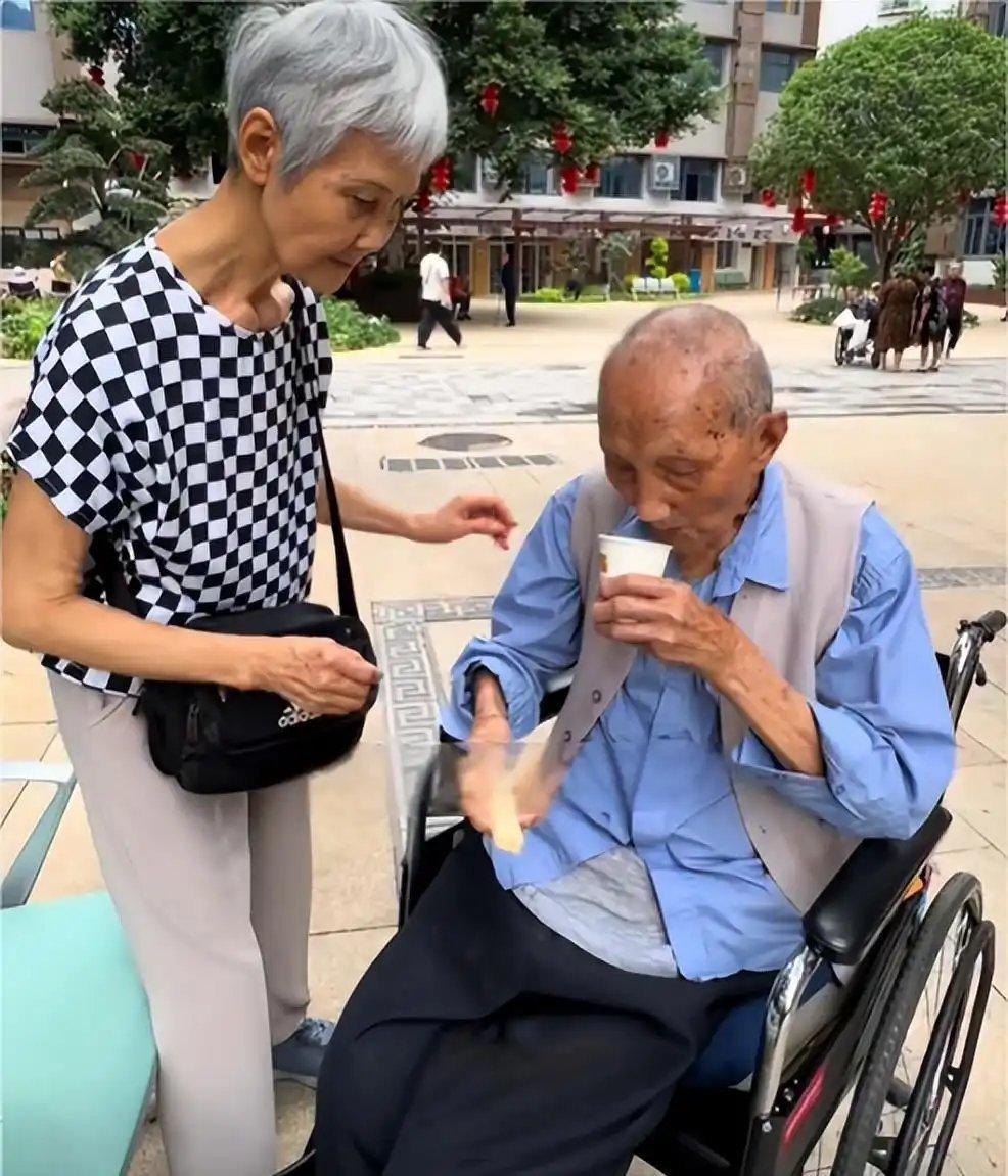 三个老人同住，78岁女儿无奈把104岁父亲送到养老院！她都已经78岁了，老伴今年