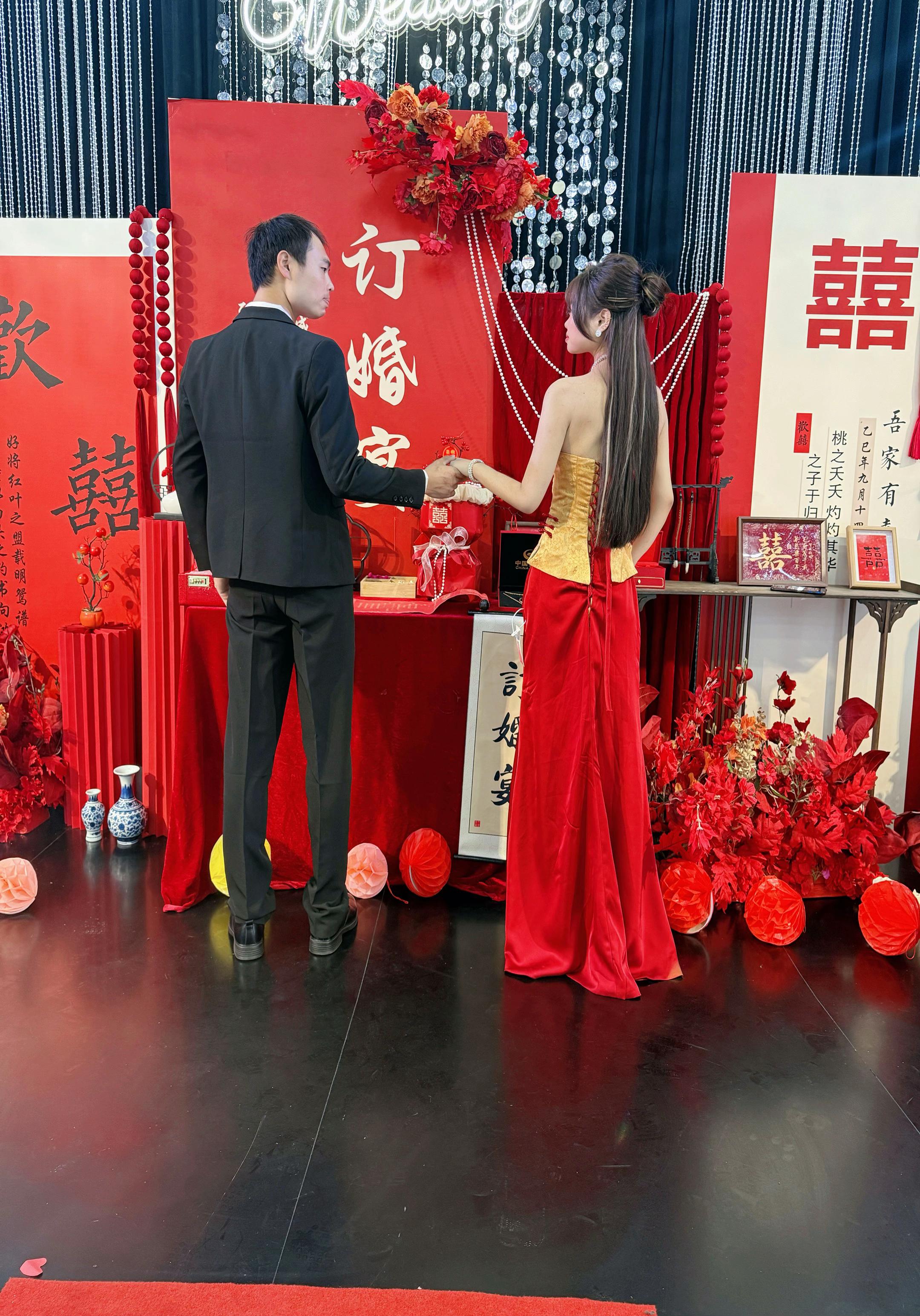 订婚快乐，感恩家人，长路携手，岁月悠悠。 两姓订婚之囍，爱意公之于众。