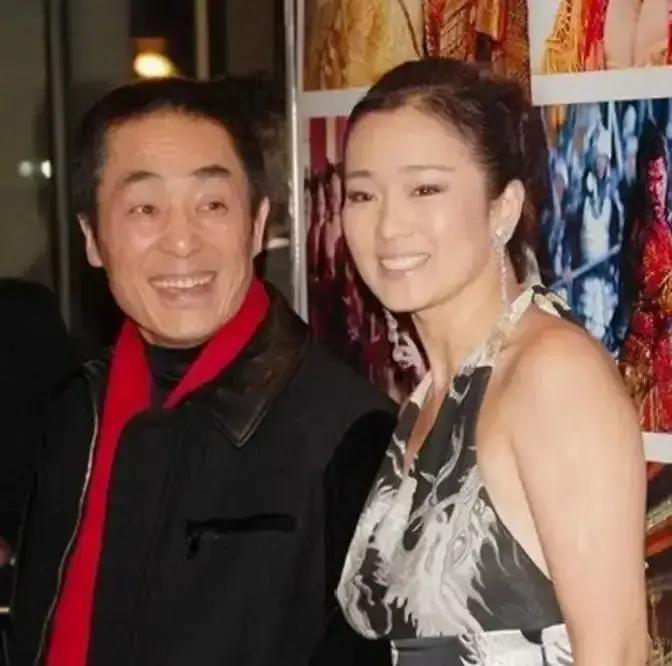 八年地下恋，她没等到一句嫁我
 
1987年高粱地边，23岁的巩俐和37岁的张艺