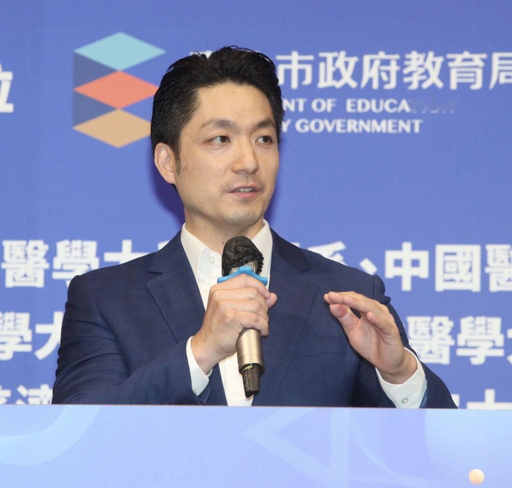 蒋万安身着西装骑乘YouBike的画面曝光后，有网友嘲讽其为“模特儿市长的日常”