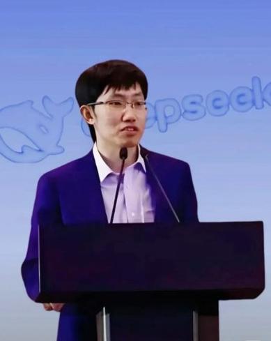 DeepSeek创始人梁文峰再次语出惊人！他说：“我们经常说中国AI和美国有一两