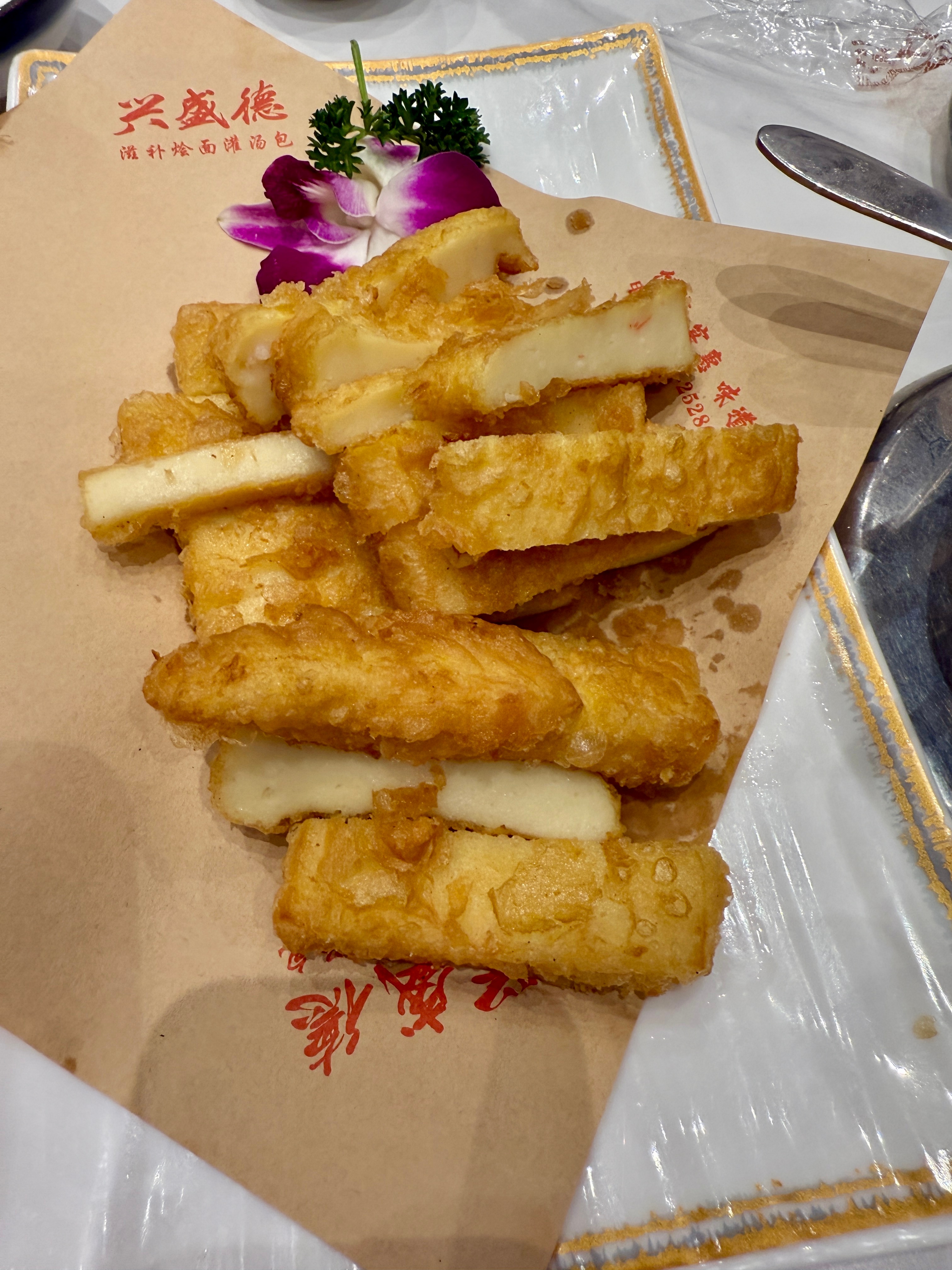 到点了，简简单单发点今天的晚饭！比较新奇的是这个灌汤包，是菊花猪肉馅儿的，貌似灌