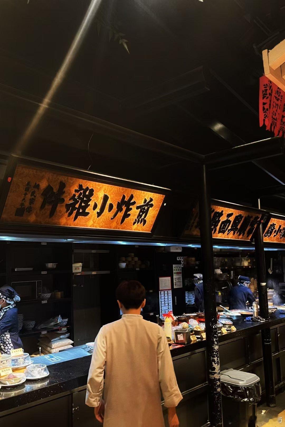 南京小吃吃过了 咋说呢[笑cry]咸甜cp的顶配版本[笑cry]有点齁，想找水[