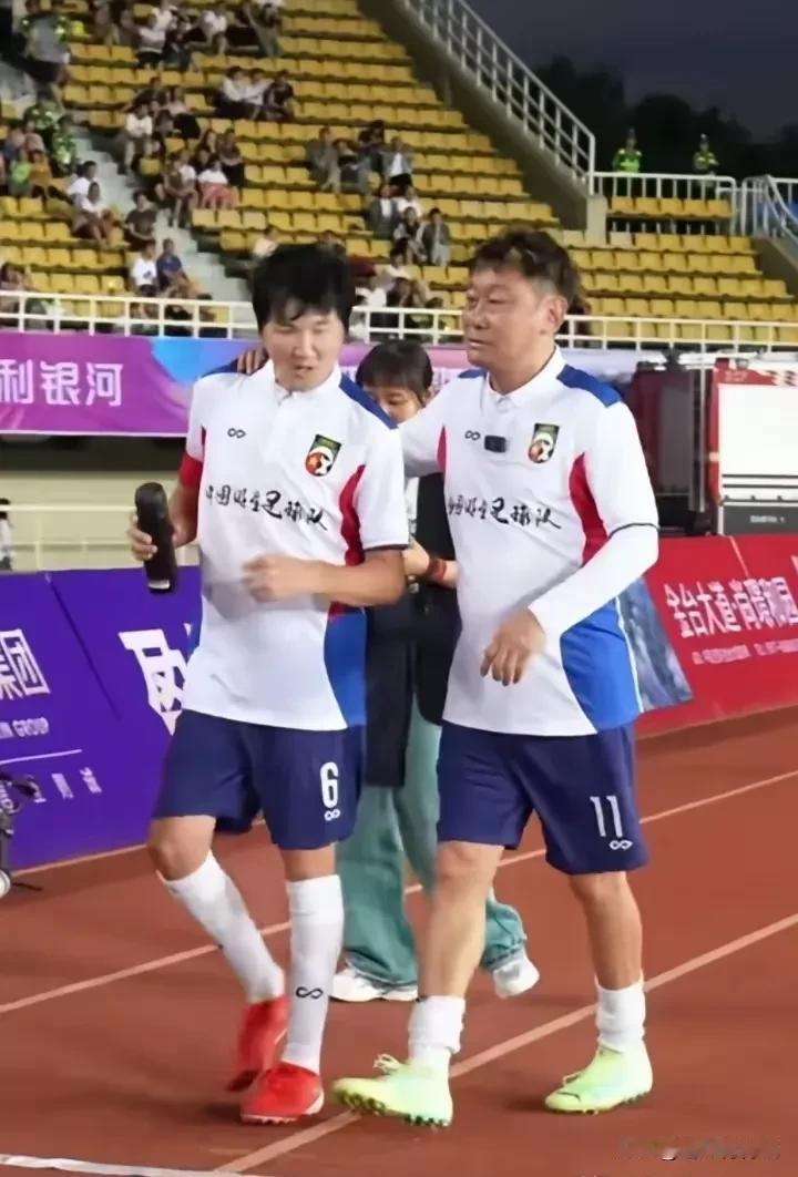 原来孙楠也喜欢足球运动，而且还是中国明星足球队队员，谁知道搂着孙楠脖子的11号球
